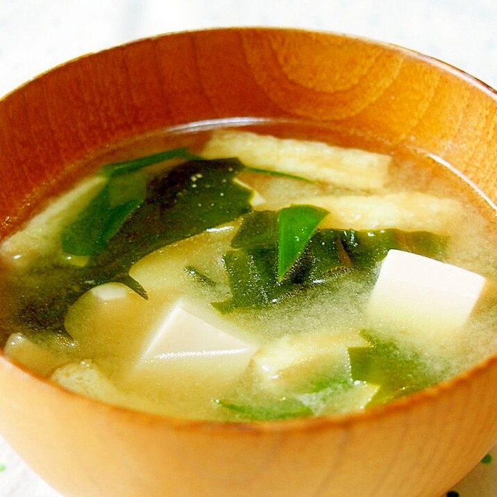 豆腐とワカメの味噌汁♪簡単すぐできる!